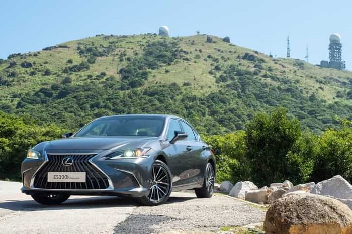 Cruising in Comfort: A Deep Dive into the 2024 Lexus ES