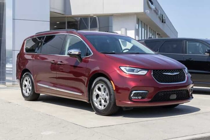 Luxury Minivans with Style: Chrysler Pacifica Pinnacle vs. Toyota Sienna Platinum