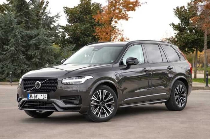 Volvo XC90 Recharge: Luxurious Plug-in Hybrid Power Meets Everyday Efficiency