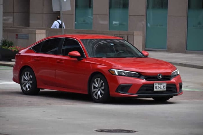 Fuel-Efficient Hatchbacks: Honda Insight vs. Toyota Prius c - A Battle for Green Supremacy