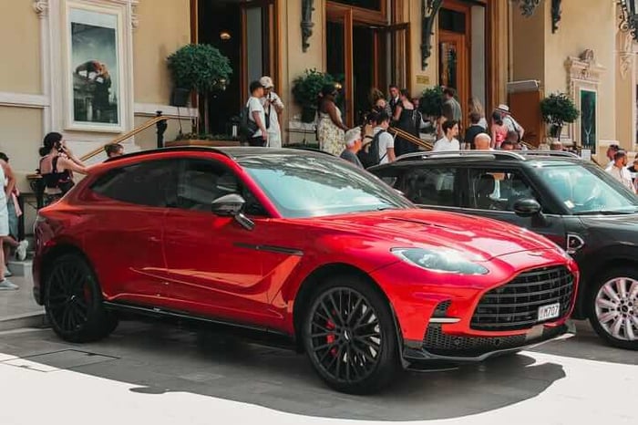 The 2025 Aston Martin DBX707: Refining the Apex Predator of Luxury SUVs