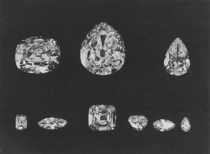 White Sapphire vs Moissanite: Which is Better, White Sapphire or Moissanite?