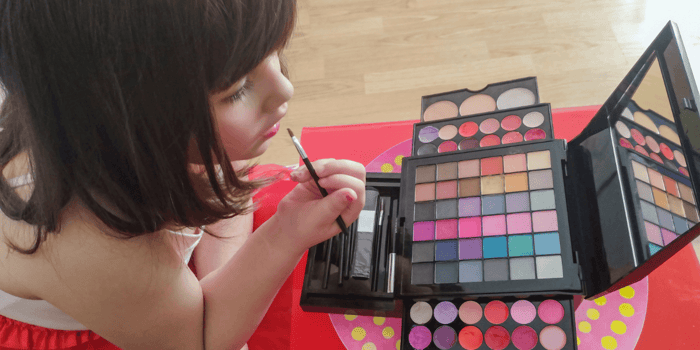 Kids Clean Makeup: Ingredients, Labels, and Safer Play (What Parents Should Actually Look For)