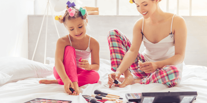 Niña explorando un kit de maquillaje completo con colores suaves durante un juego creativo supervisado