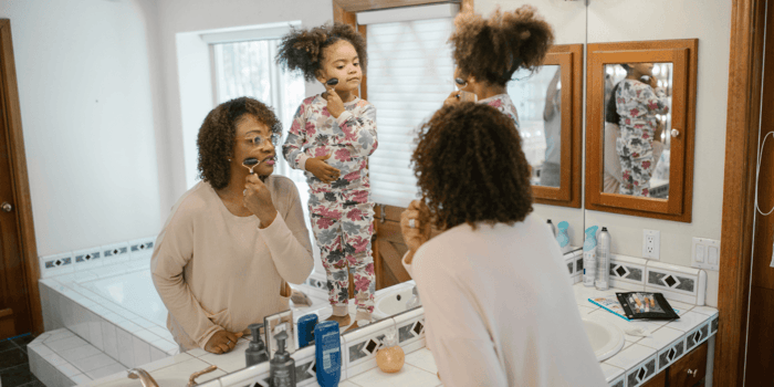 Natural makeup versus no makeup: ingredients, labels, and safer play for kids