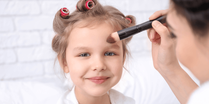 Natural makeup without chemicals: ingredients, labels, and safer play