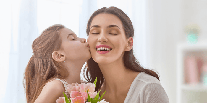 Organic Makeup for Kids: Ingredients, Labels, and Safer Play