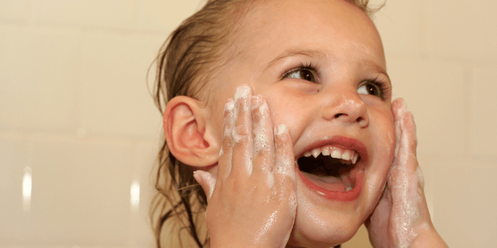When should girls start washing their face? A parent-friendly age guide + simple routines