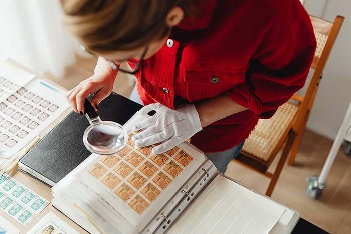 Pourquoi deux estimations d'une même collection de timbres peuvent-elles être différentes ?