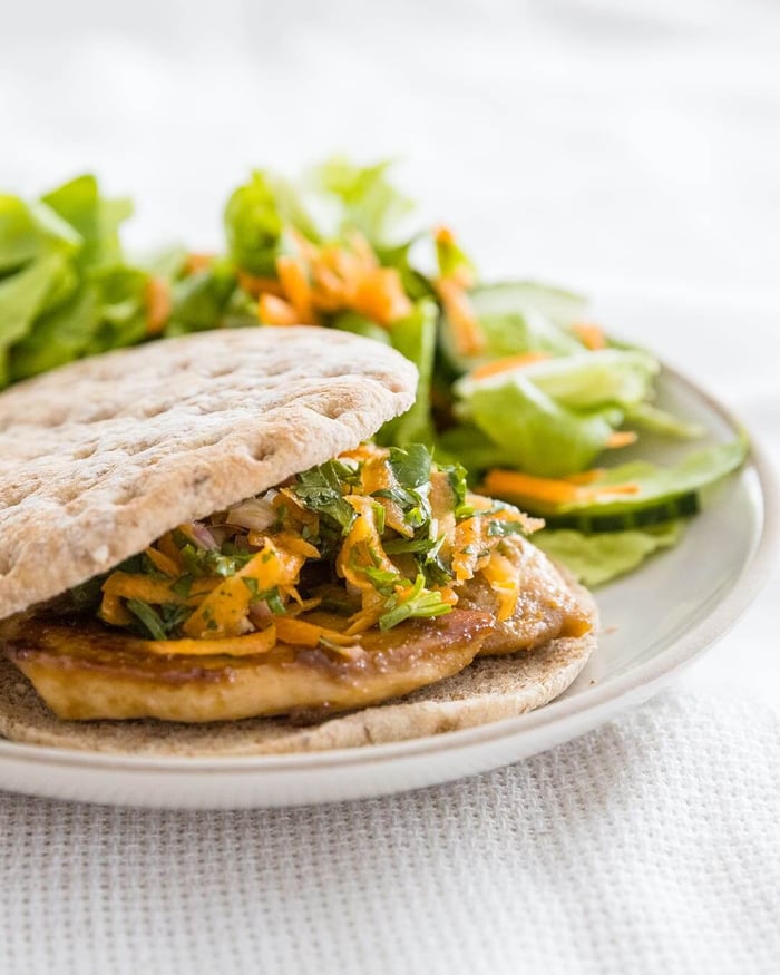 Hamburger de poulet mariné