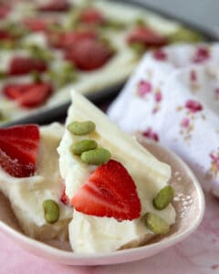 Écorce de yogourt glacé aux fraises et édamames grillés