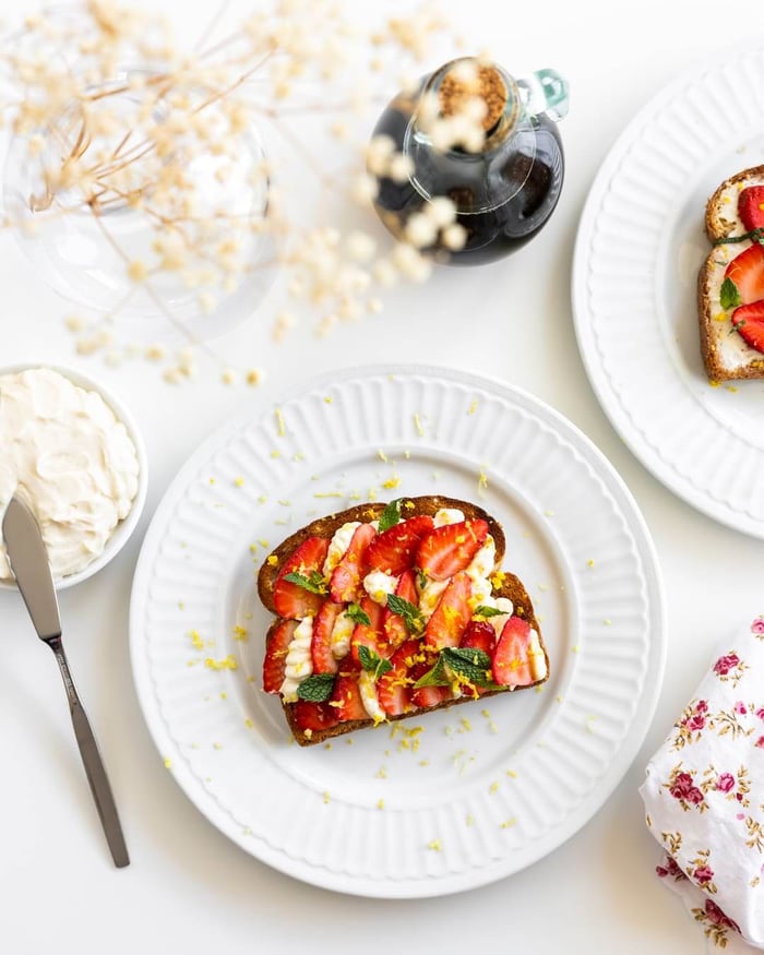 Tartine de ricotta fouettée, fraises fraîches et menthe