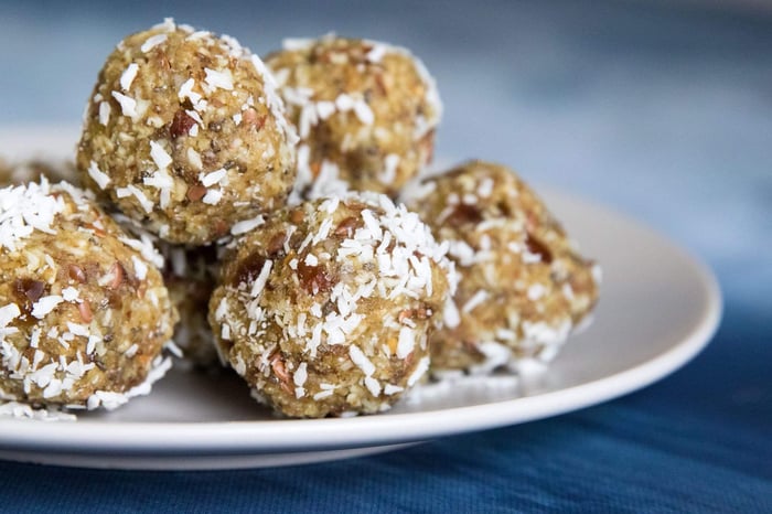 Boules d’énergie aux dattes et noix de coco