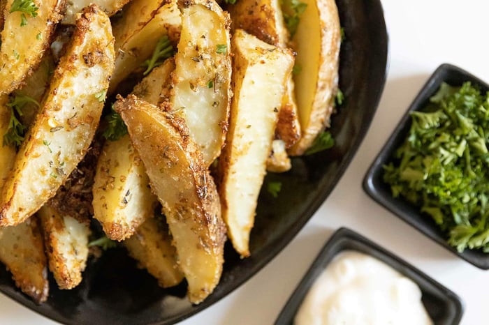 QUARTIERS DE POMMES DE TERRE À L’AIL ET AU PARMESAN