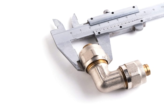 Measuring brass NPT fitting with caliper to prevent leaks