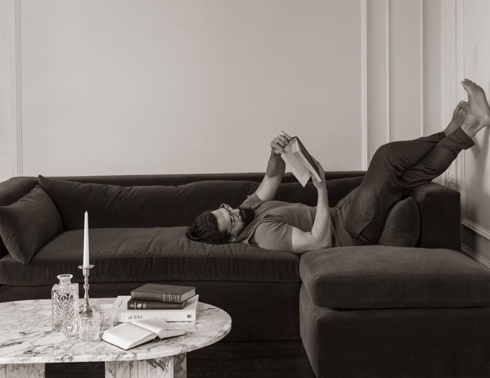 HANDMADE BRITISH SOFAS: THE TIMELESS ART OF CRAFTSMANSHIP & COMFORT