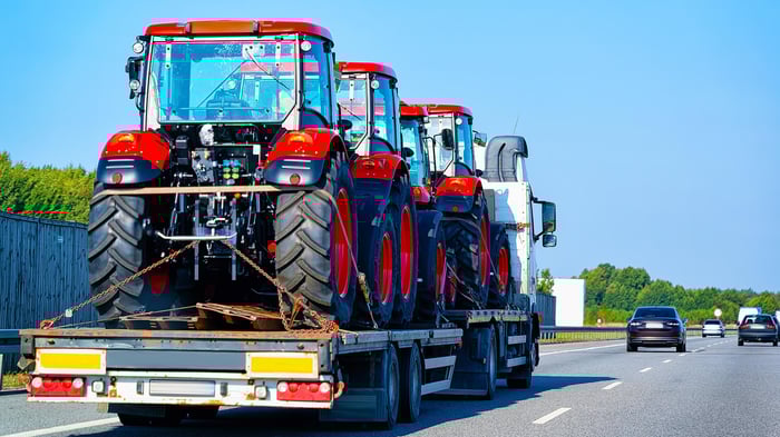 Transporting Heavy Equipment Guide: DOT Regulations and Pre-Trip Checklist