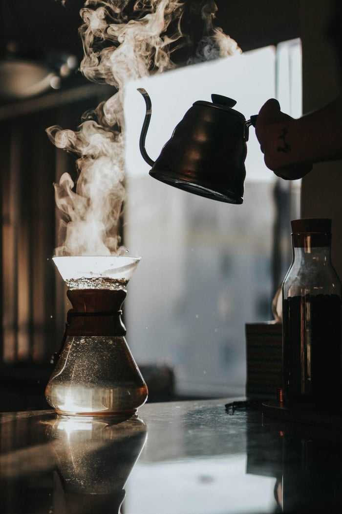 Água da torneira para café: como ela influencia no sabor?