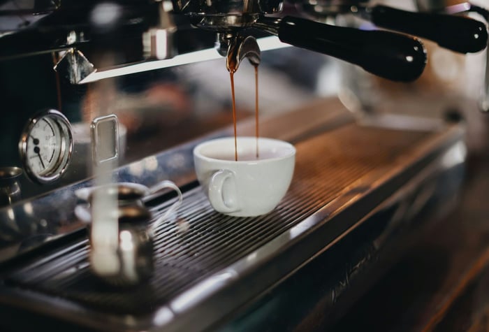 Brasil registra recorde de exportação para o mês de novembro, com 3,37 milhões de sacas, segundo relatório do CeCafé