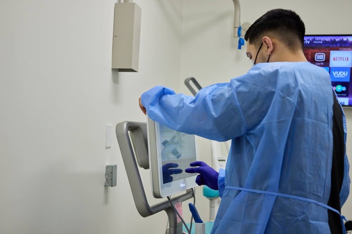 A person wearing a blue scrub