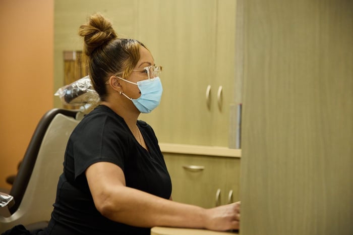 A person wearing a face mask