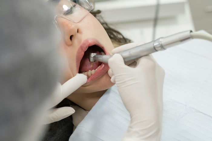 What Dentists Look At Before Recommending Crowns or Veneers