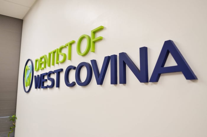 A wall of a name of the dental clinic