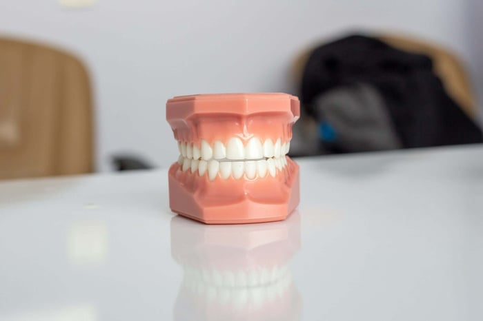 Professional Teeth Whitening vs At-Home Kits