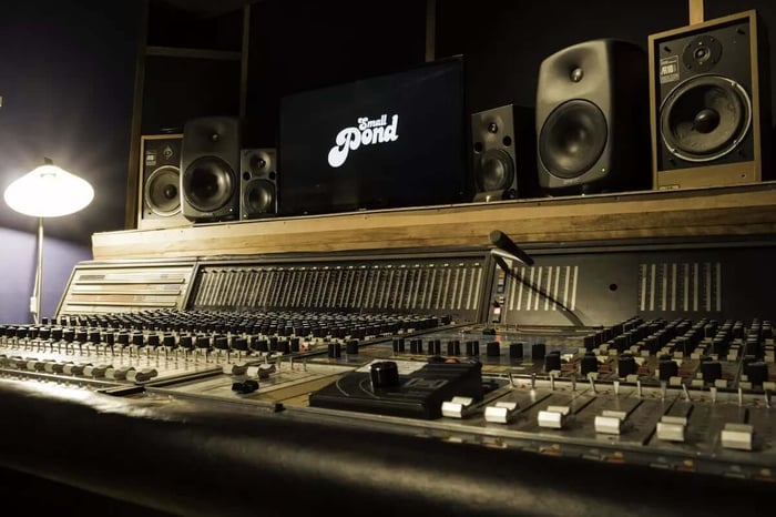 Pros and Cons: Monitoring Options for Mixing