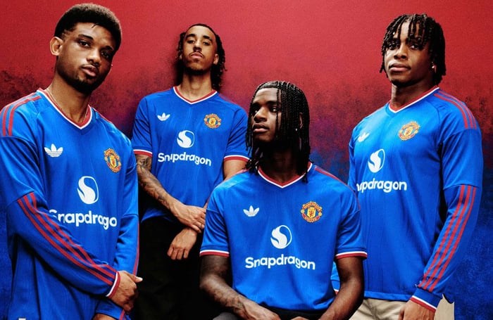 Manchester United Go Back To Blue