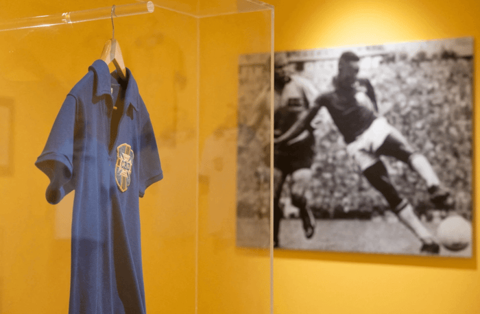 Pelé’s 1958 World Cup Final Shirt Sells for £3.6m