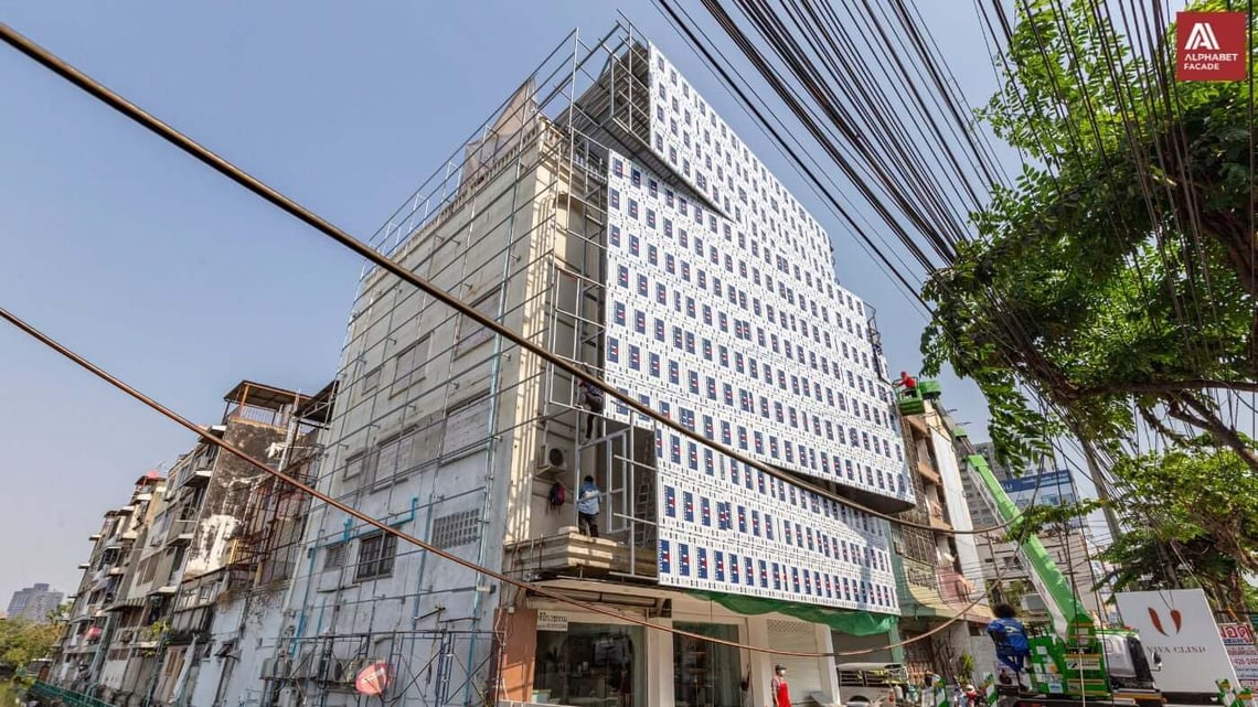 ภาพแสดงข้อผิดพลาดในการทำฟาซาดอาคาร โครงเชื่อมผิดตำแหน่ง