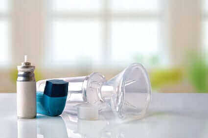 Natural asthma remedy showing tetrahydrocurcumin supplement enhancing respiratory health