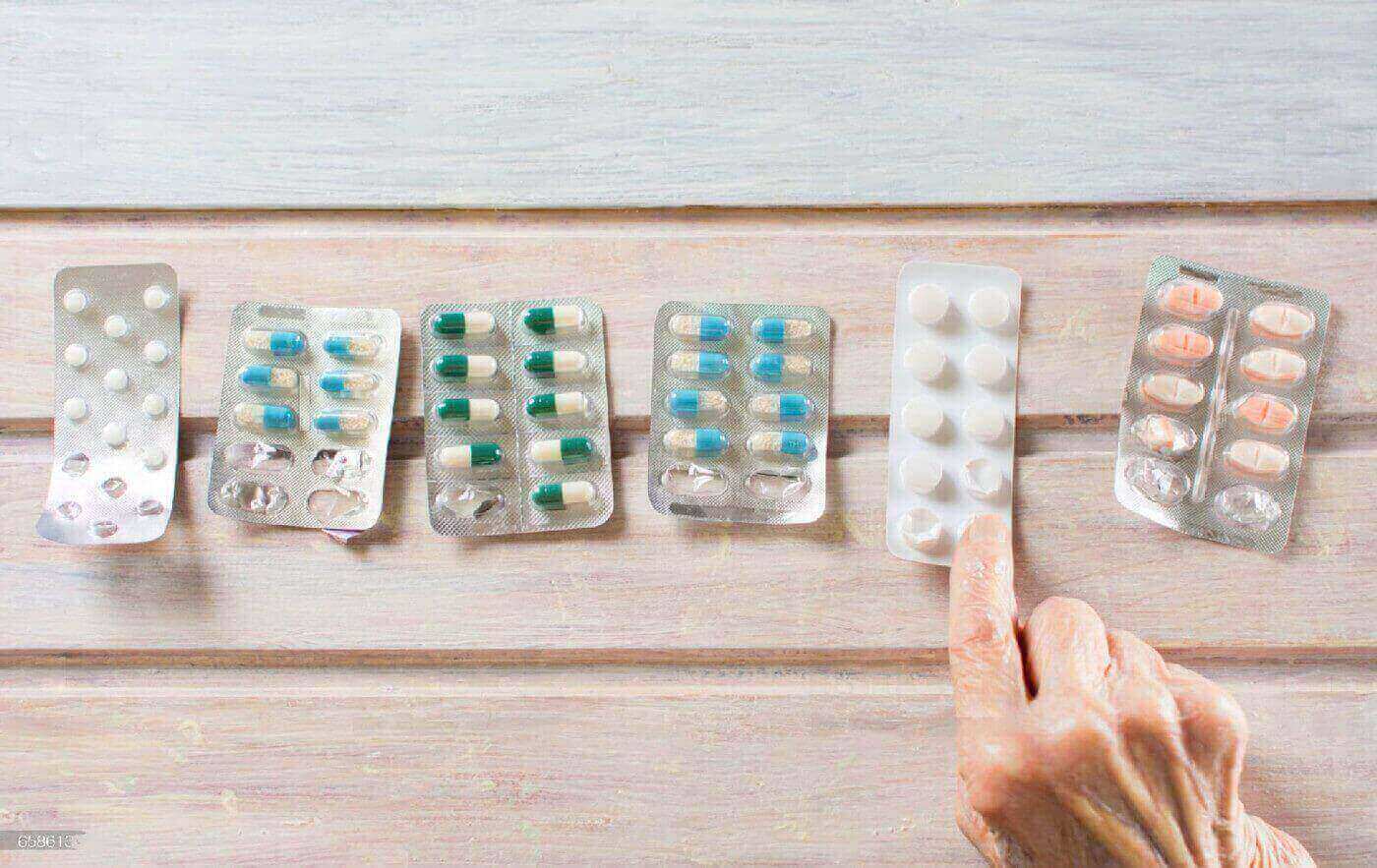 Comprehensive guide to longevity supplements showing various anti-aging compounds and healthy aging strategies for lifespan extension