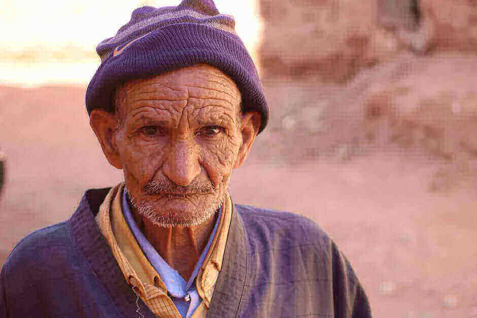Healthy aging lifestyle showing vitality and wellness through natural aging process management and longevity strategies