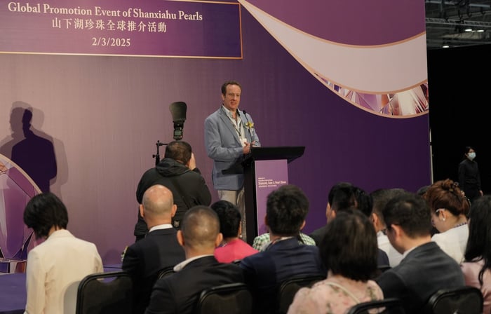 Jeremy Shepherd speaking at the Hong Kong pearl show
