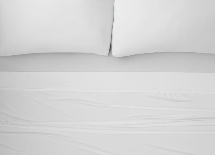 White and Cream Bed Sheets that Create a Sense of Luxury Relaxtion