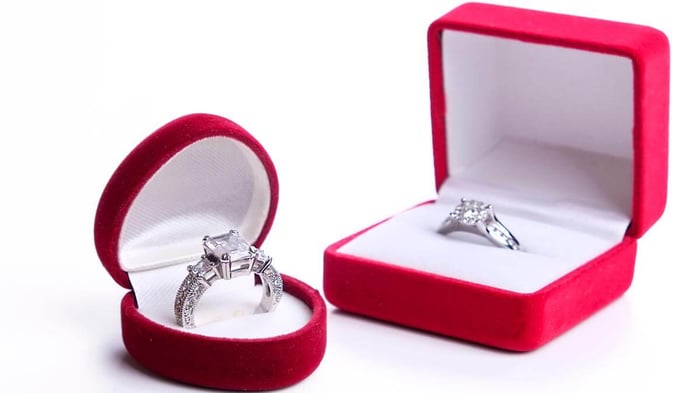 An Impressive Engagement Ring - What Size Of Diamond To Buy?