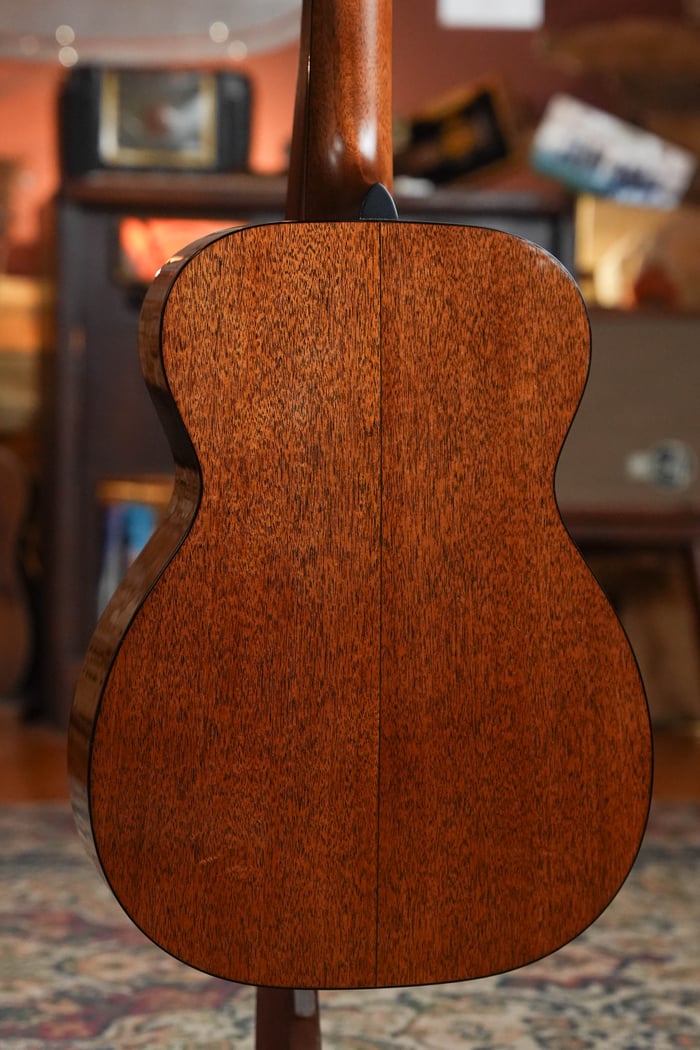 Genuine mahogany back of the Bonamassa 00-18