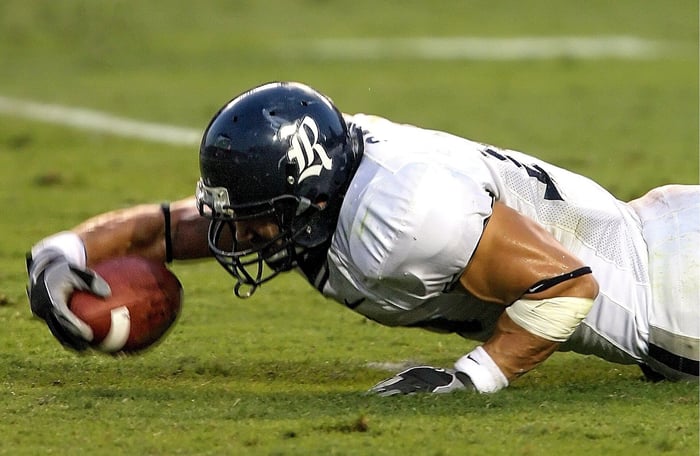 3 Popular Football Players Who Wear Sweatbands