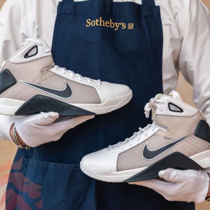 How to Cop: Sotheby’s President Barack Obama Nike Hyperdunk PE for $25,000 USD