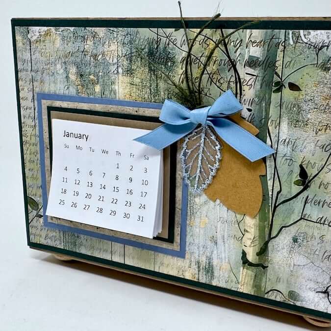 Learn to make a desk calendar card box.