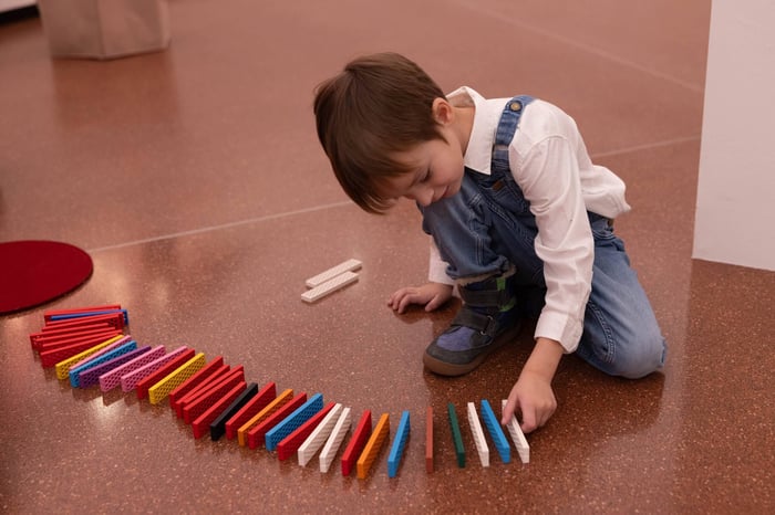 Linie aus Bioblo-Steinen