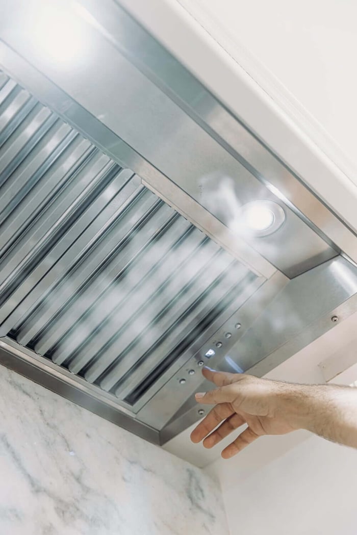 Range hood insert removing smoke in a custom range hood