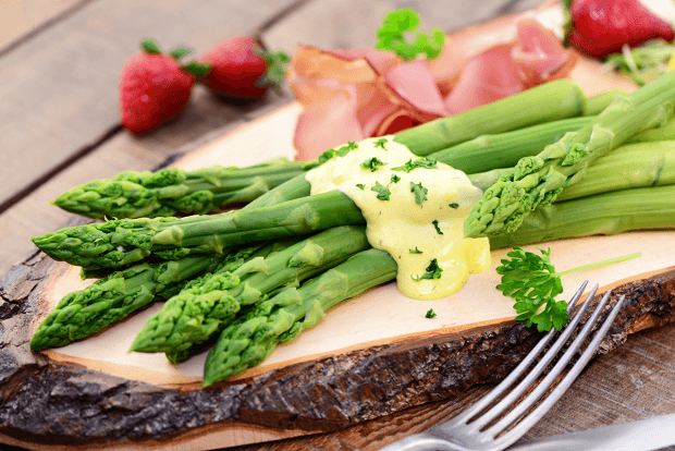 Asparagus In Hot Hollandaise Sauce