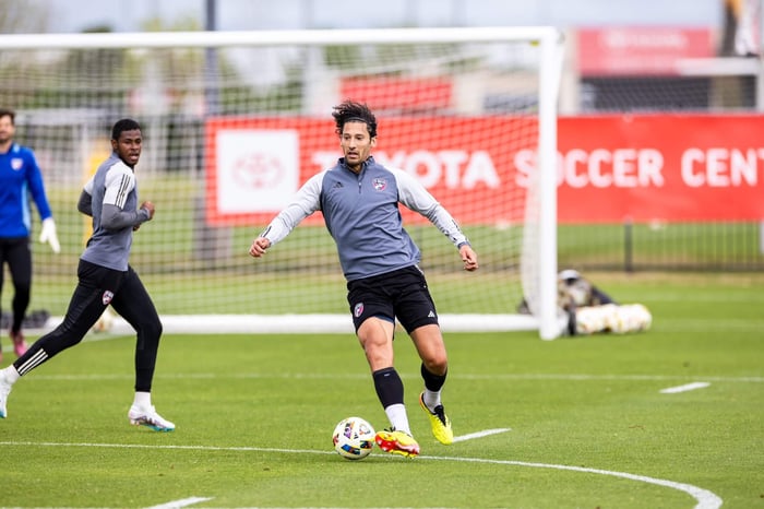 GO Sleeves brand ambassador Omar Gonzalez wearing calf sleeves while playing soccer, supporting soccer recovery.