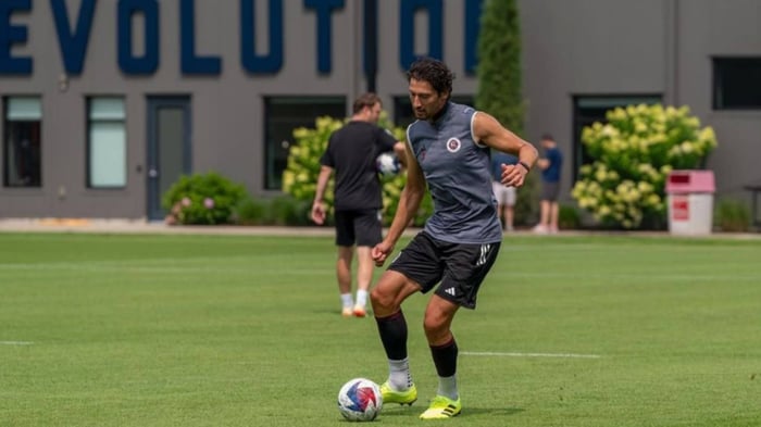 Omar Gonzalez wearing GO Sleeves calf compression sleeves during MLS training