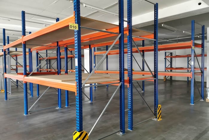Wire Decking vs. Pallet Supports: What's Best?