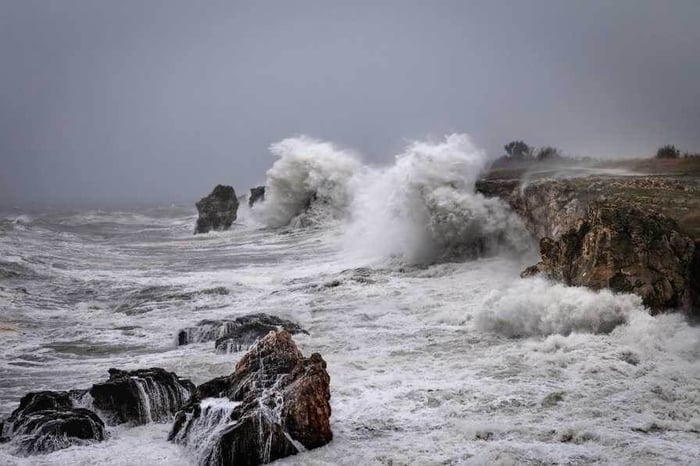 Big waves along the rocky shores