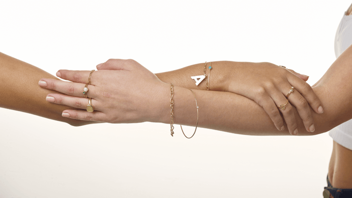 How to Find the Perfect Jewelry Gift for a Sister